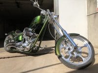 Grüne Big Dog K9 Motorcycle Highnecker Chopper