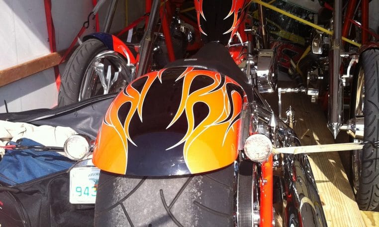 Big Dog K9 Flames orange-schwarz 300 Custom Chopper