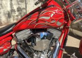 Feuerrote Big Dog Pitbull Motorcycles 300 HR und RSD